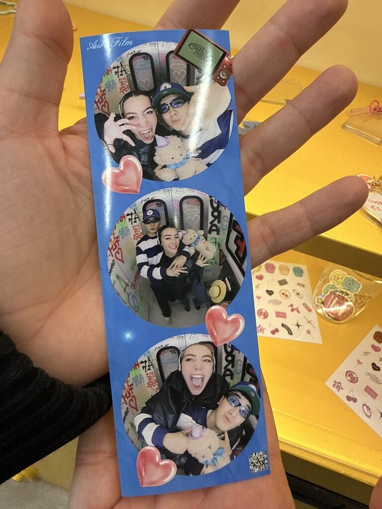 Lila et Prinz dans un photobooth