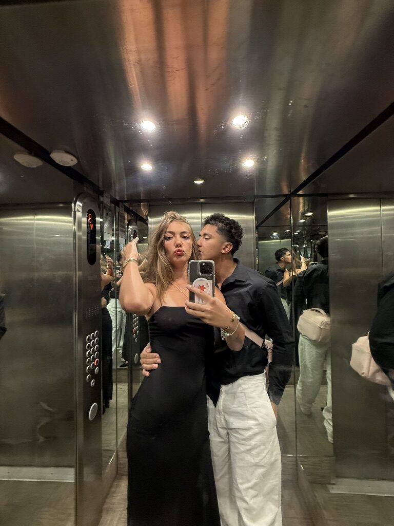 Lila et Prinz dans un ascenseur