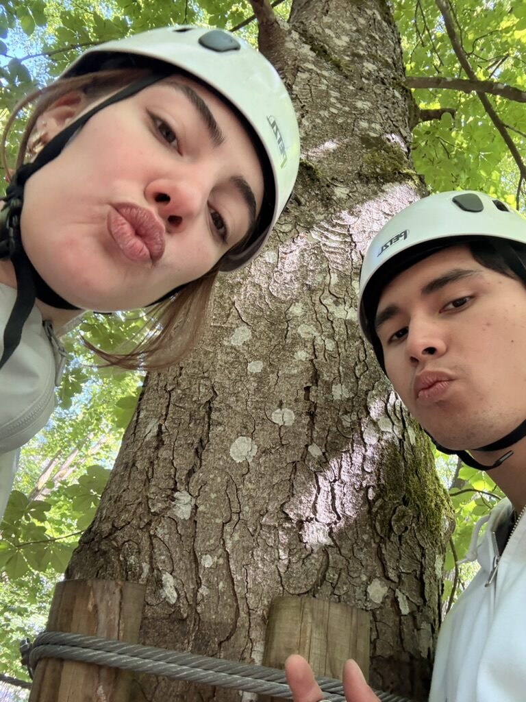Lila et Prinz pendant une aventure en forêt